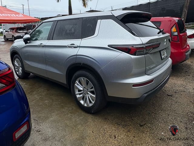 2024 Mitsubishi Outlander ES