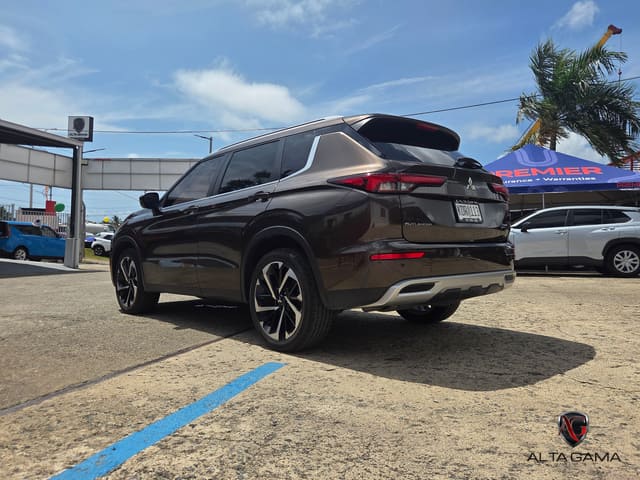 2023 Mitsubishi Outlander SE