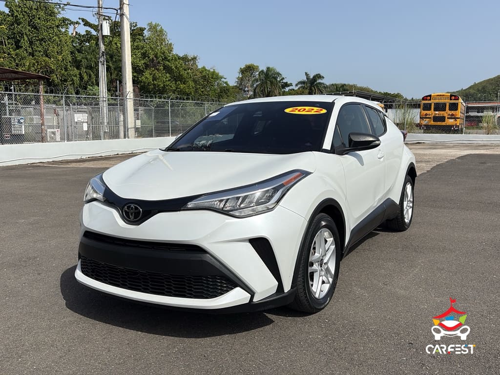 2022 Toyota C-HR XLE's photo