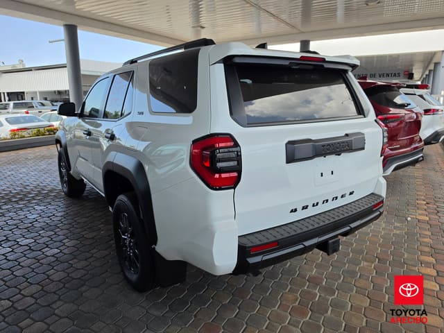 Toyota 4Runner SR5 2026