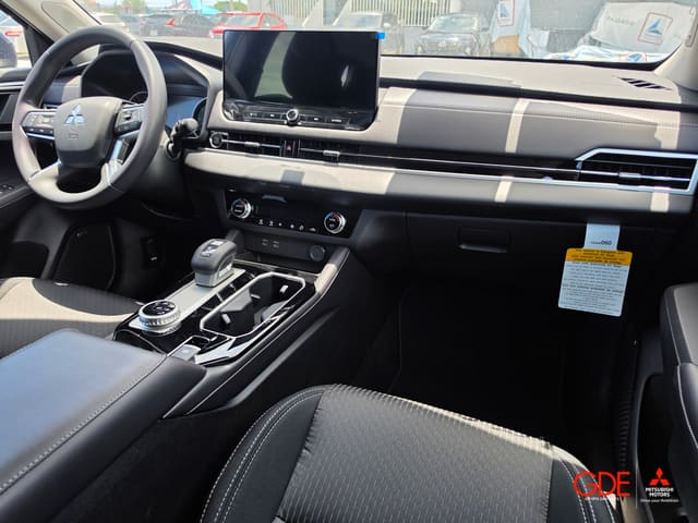 2026 Mitsubishi Outlander ES