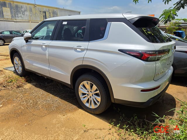 2026 Mitsubishi Outlander ES
