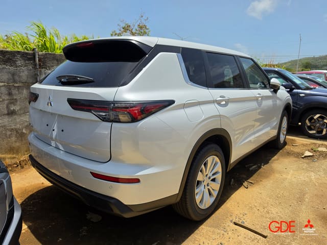 2026 Mitsubishi Outlander ES