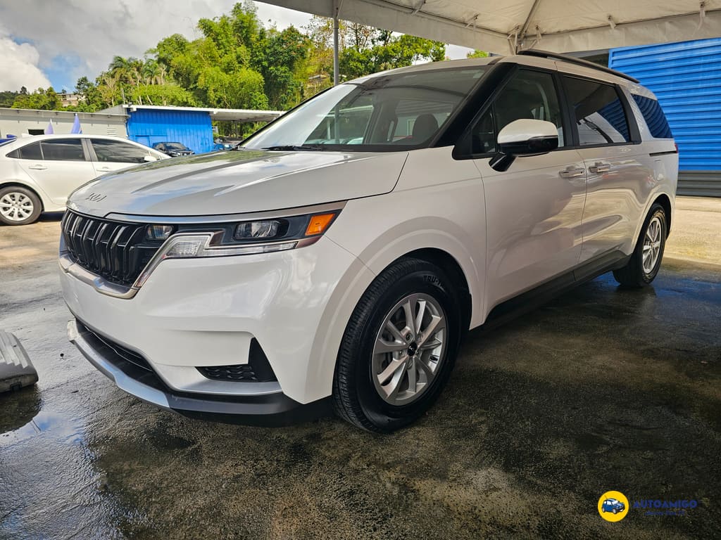 2024 Kia Sedona LX's photo